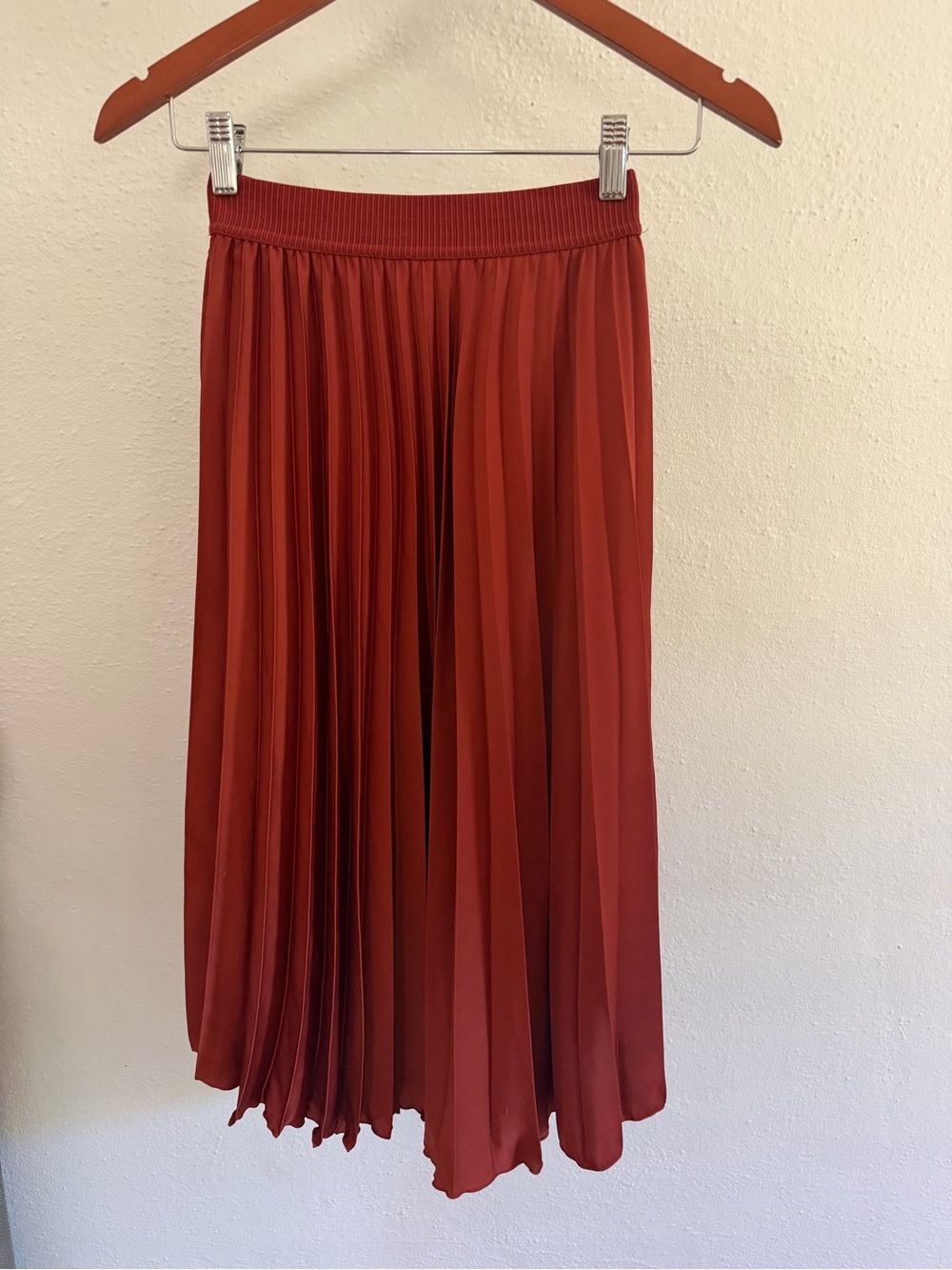 H&M Red Pleated Midi Skirt Women’s Size 2 Elastic Waist Flowy.